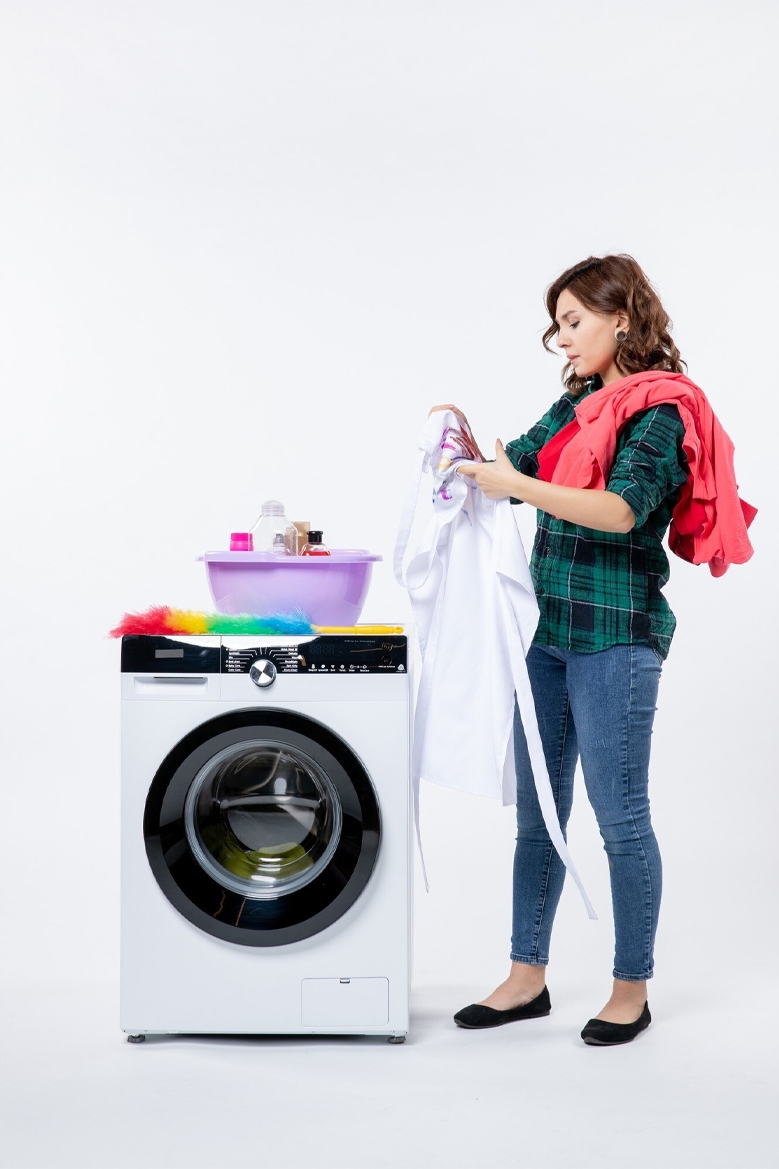 Mujer lavando ropa colorida